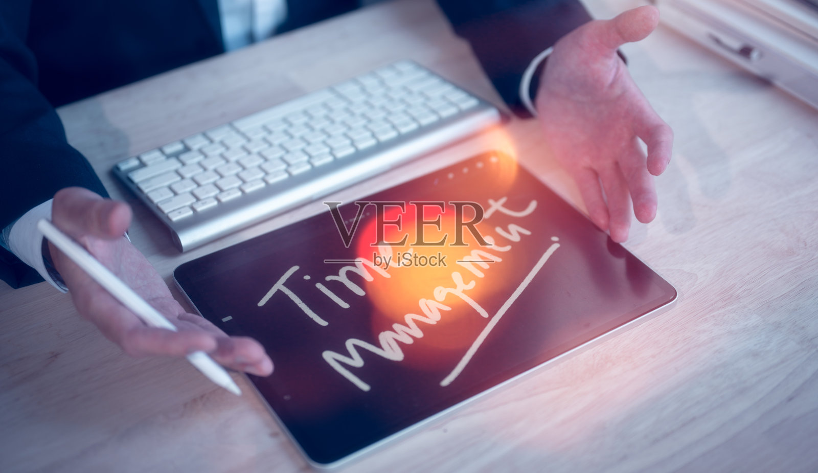 时间管理理念，商人利用数码平板电脑呈现信息时间管理，企业战略营销工作发展照片摄影图片