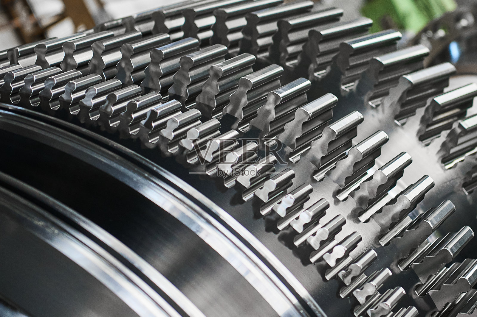 工厂用杉树叶片紧固的汽轮机轴照片摄影图片