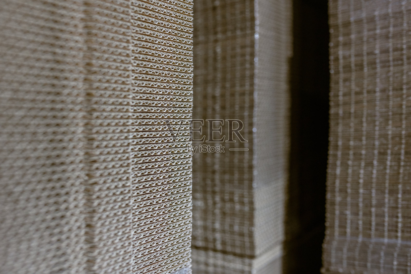 折叠纸板箱。有孔的瓦楞纸板堆在托盘上。工业生产中成品的包装。照片摄影图片