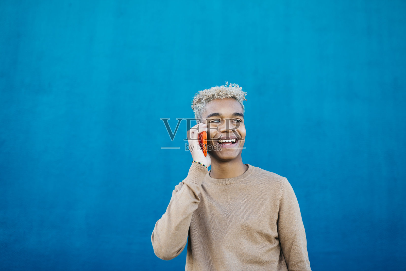 用智能手机的拉丁美洲金发男人照片摄影图片