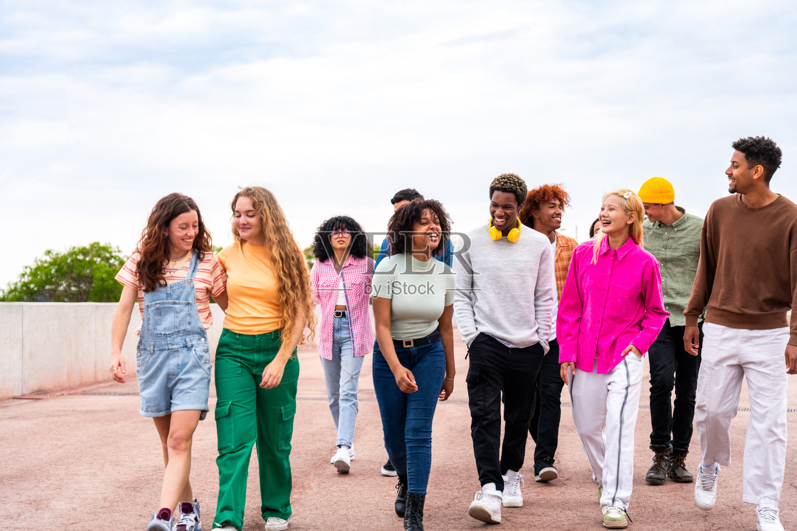 一群多民族的年轻朋友在户外玩耍照片摄影图片