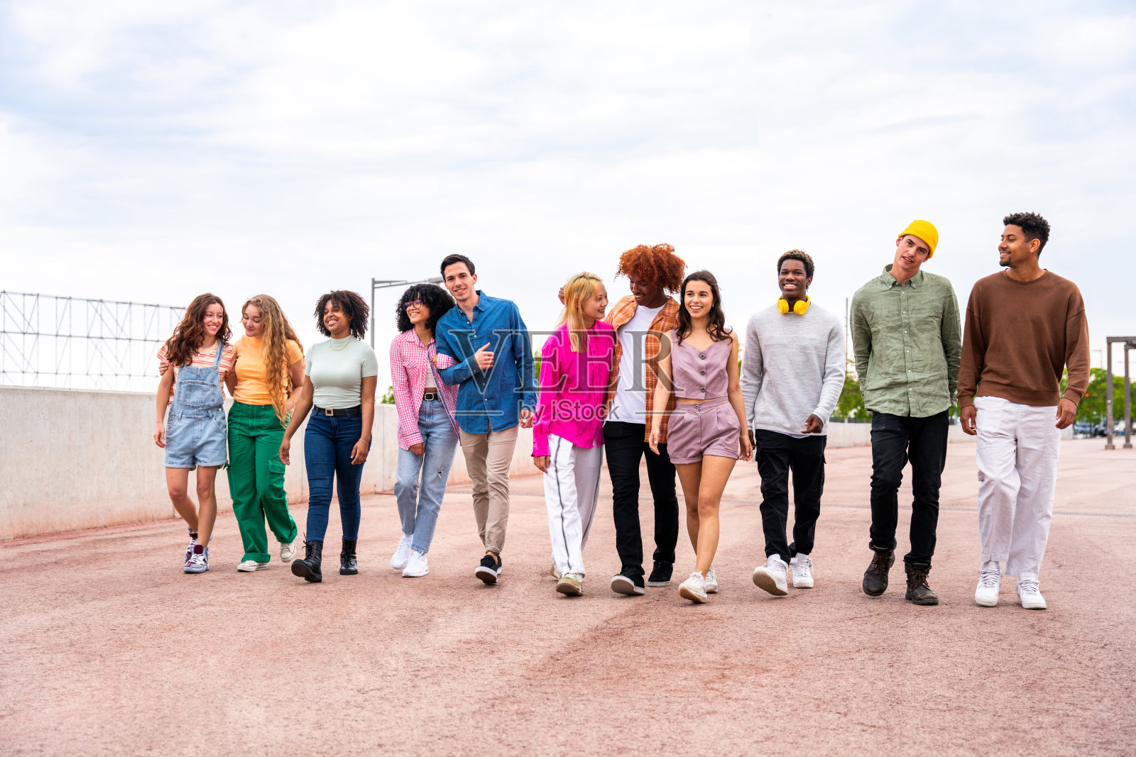 一群多民族的年轻朋友在户外玩耍照片摄影图片