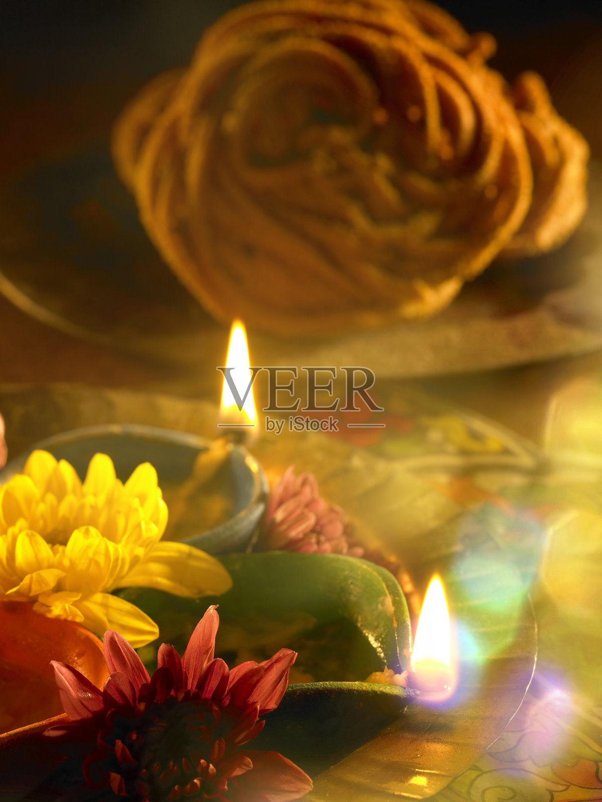 传统的印度油灯配上印度传统食物照片摄影图片