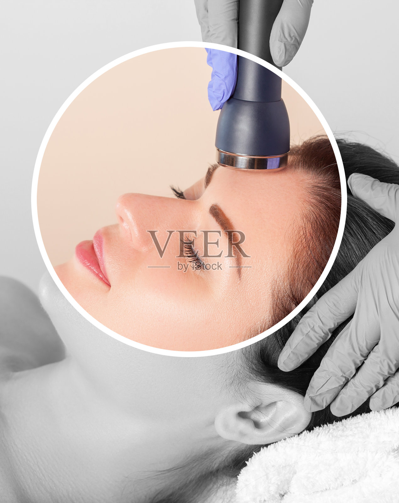 在美容院为年轻漂亮的女子做面部皮肤的超声波清洗。美容及专业护肤。照片摄影图片