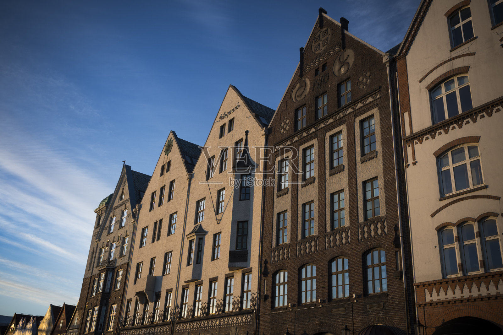 卑尔根傍晚阳光下的热带建筑照片摄影图片