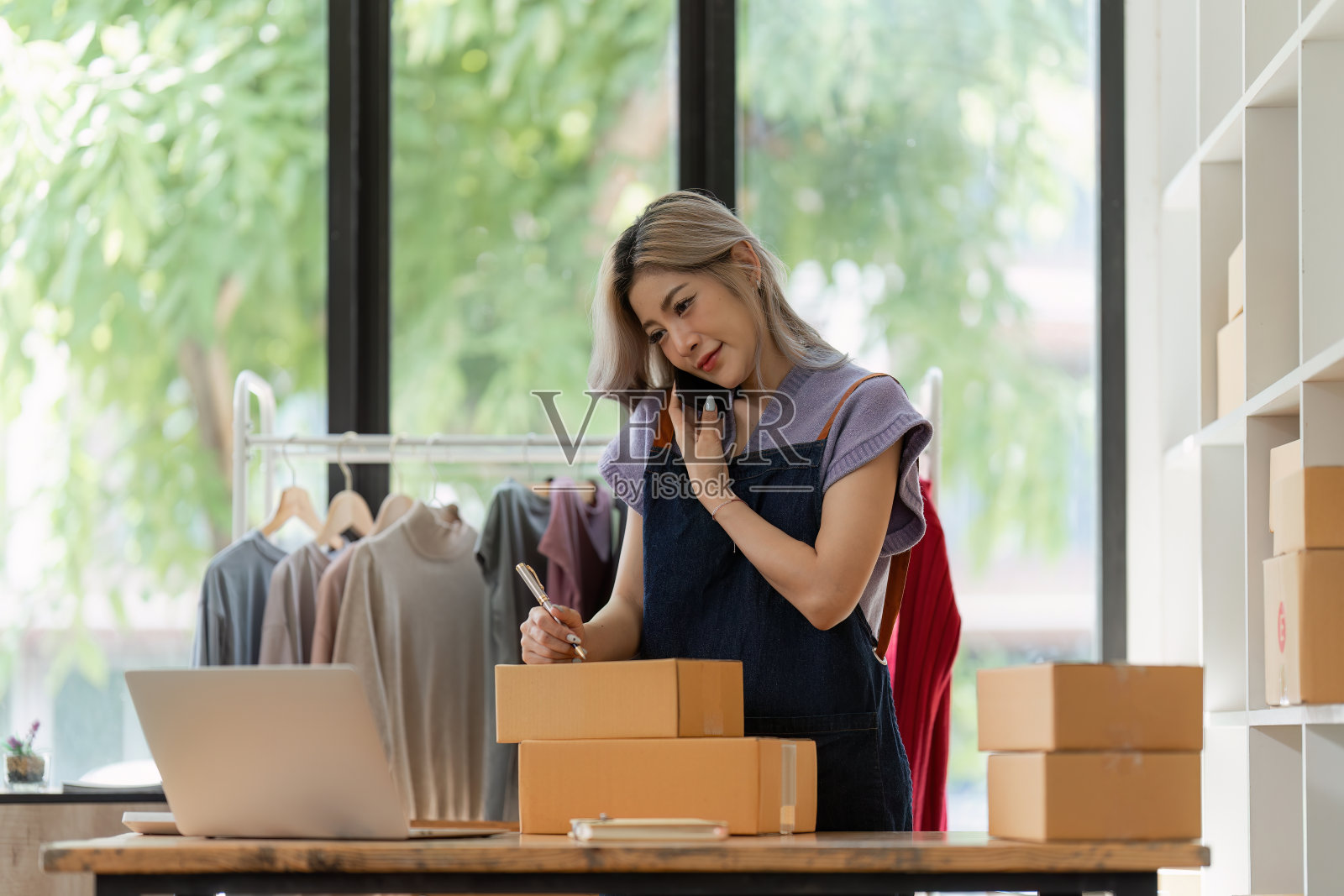 中小型企业自由职业者在家办公。创业和网上中小企业的经营理念照片摄影图片