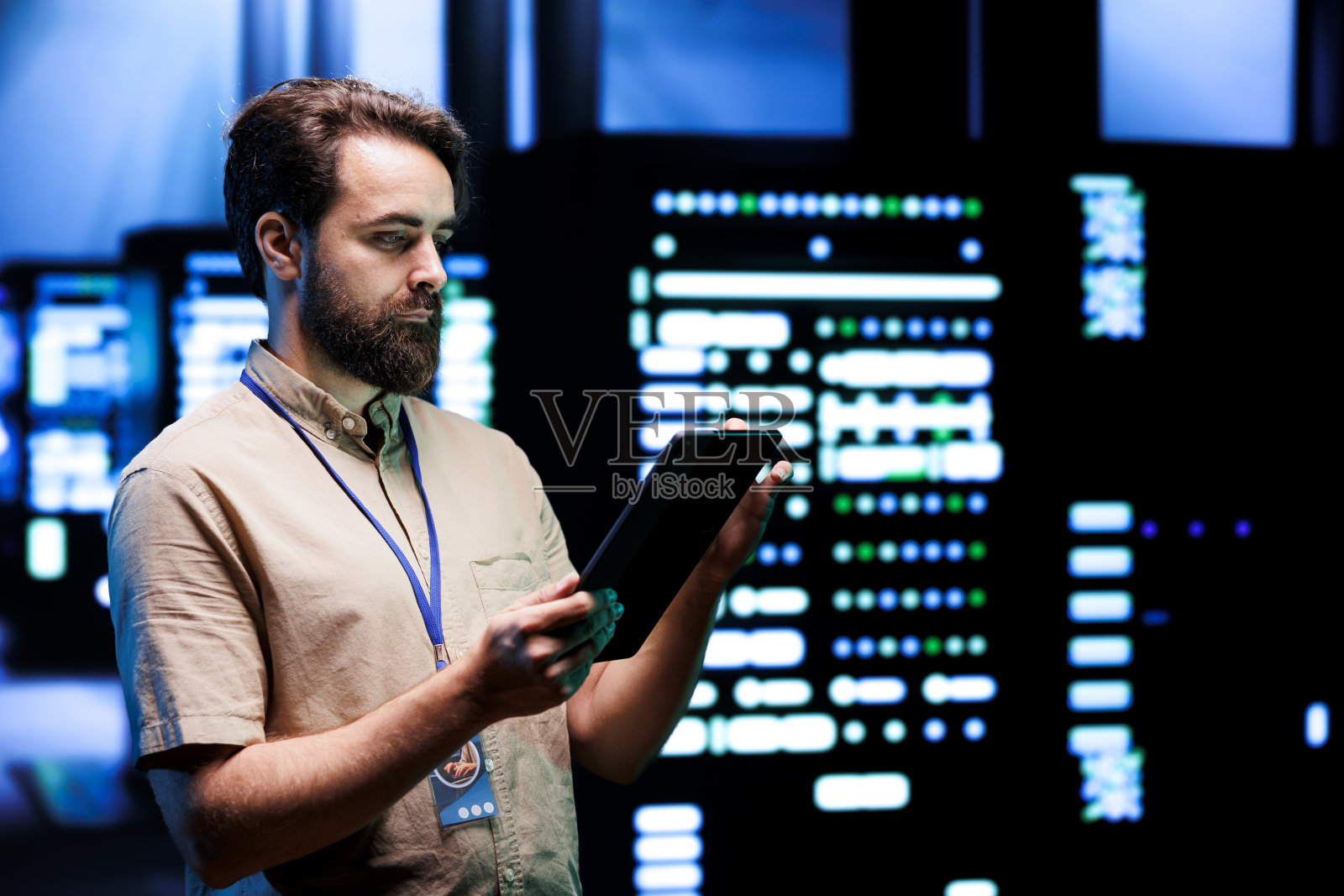 工人进行服务器系统检修照片摄影图片