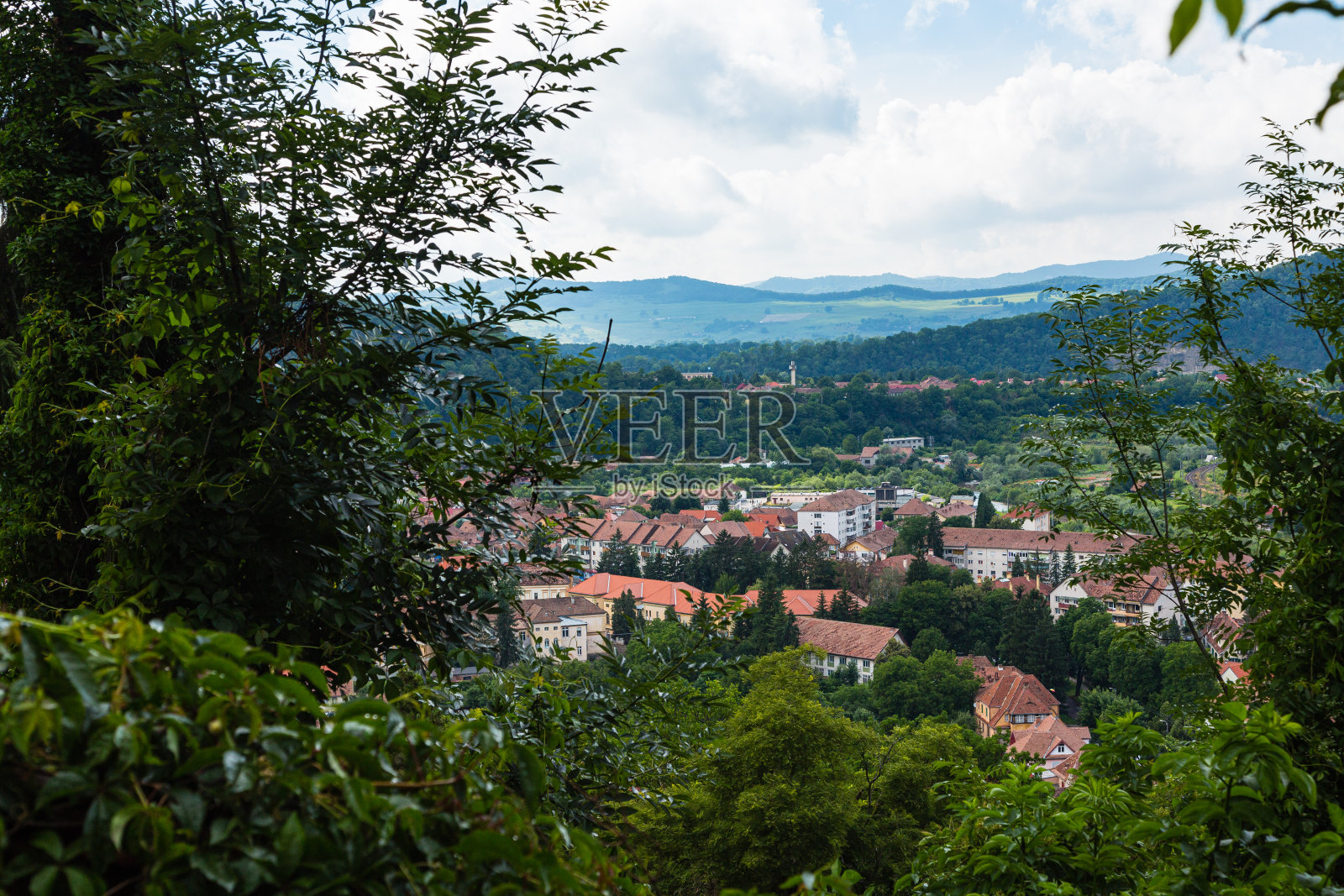 从罗马尼亚特兰西瓦尼亚地区Sighișoara历史街区的学校山上看到的城市景观照片摄影图片