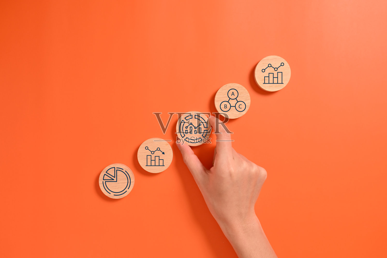 持有虚拟业务的人用箭头向上表示增长照片摄影图片