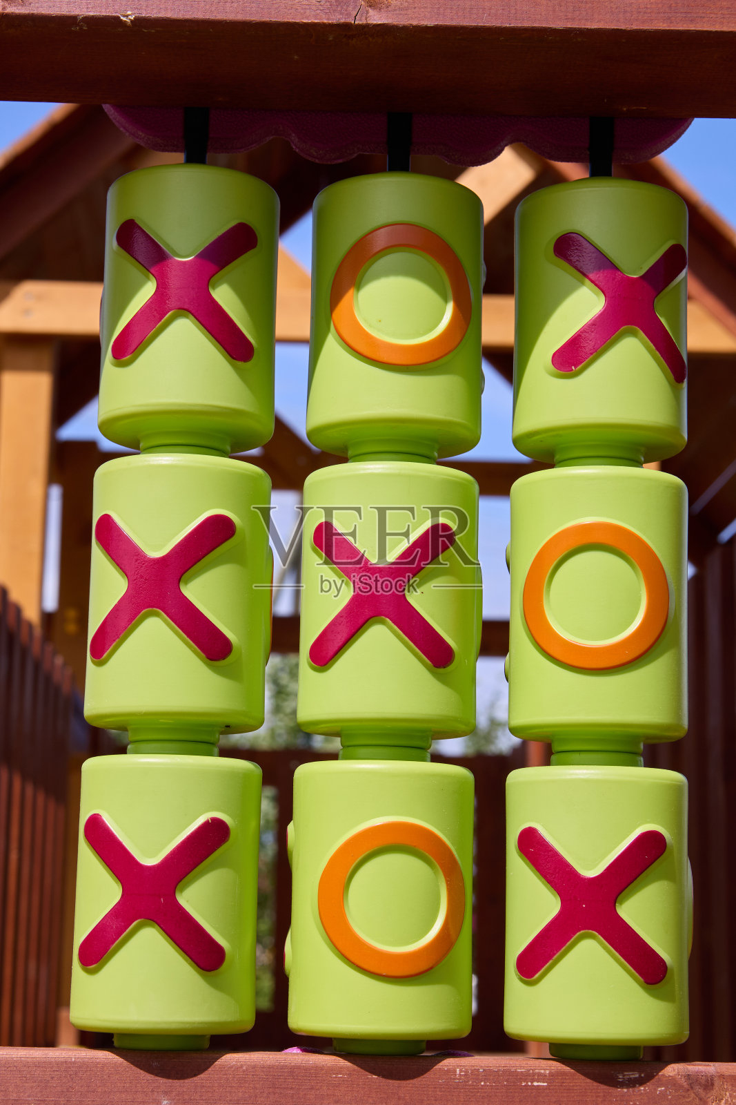 操场上的户外井字游戏面板。照片摄影图片