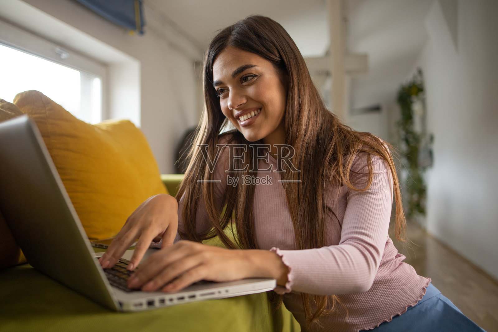 年轻时尚的女性在家工作照片摄影图片