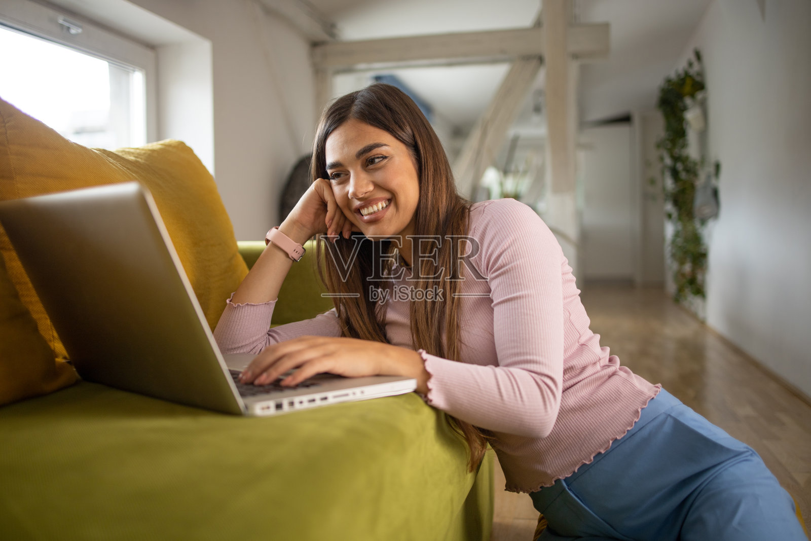 女性在家办公照片摄影图片