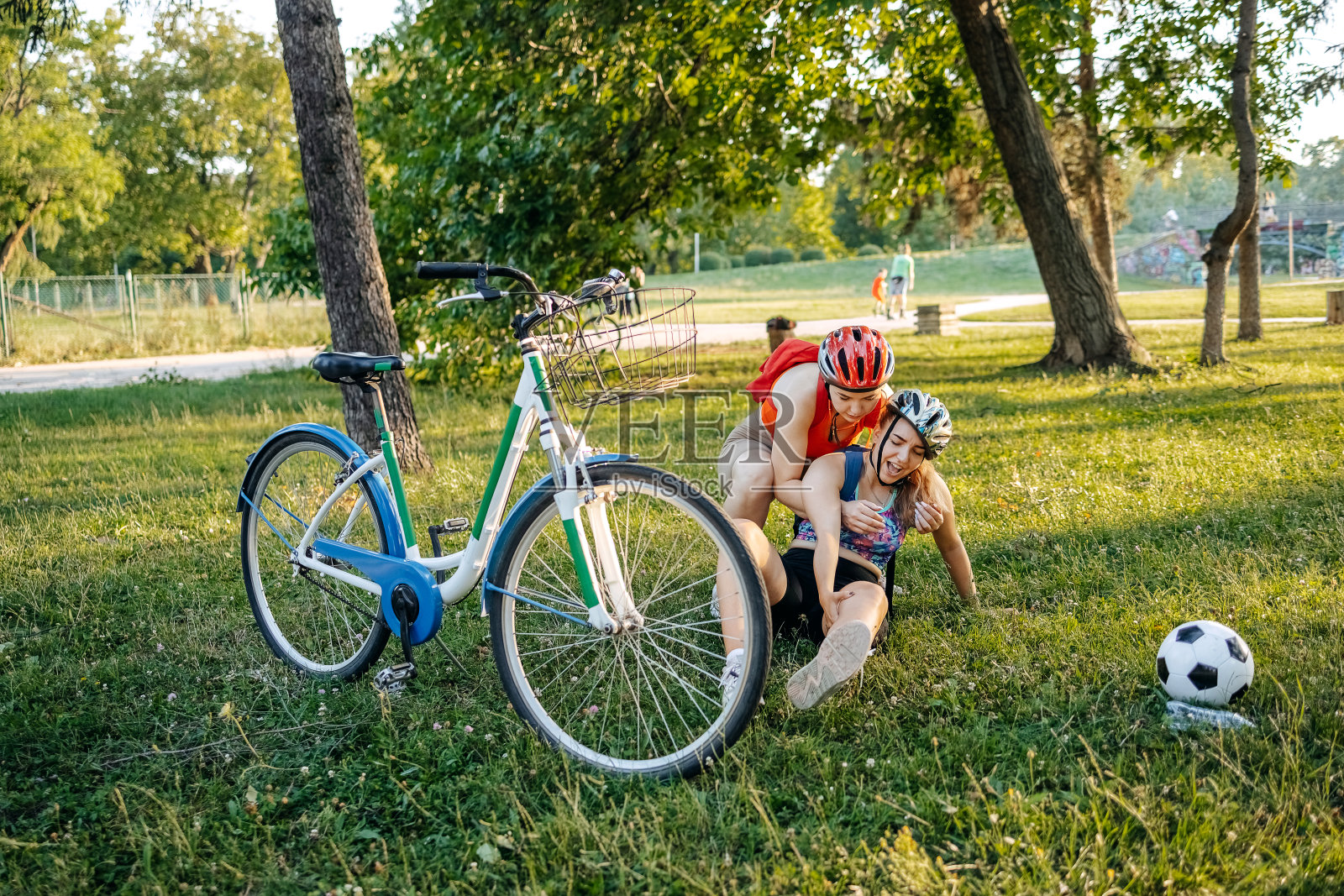 朋友们在公园里骑自行车，摔倒了照片摄影图片