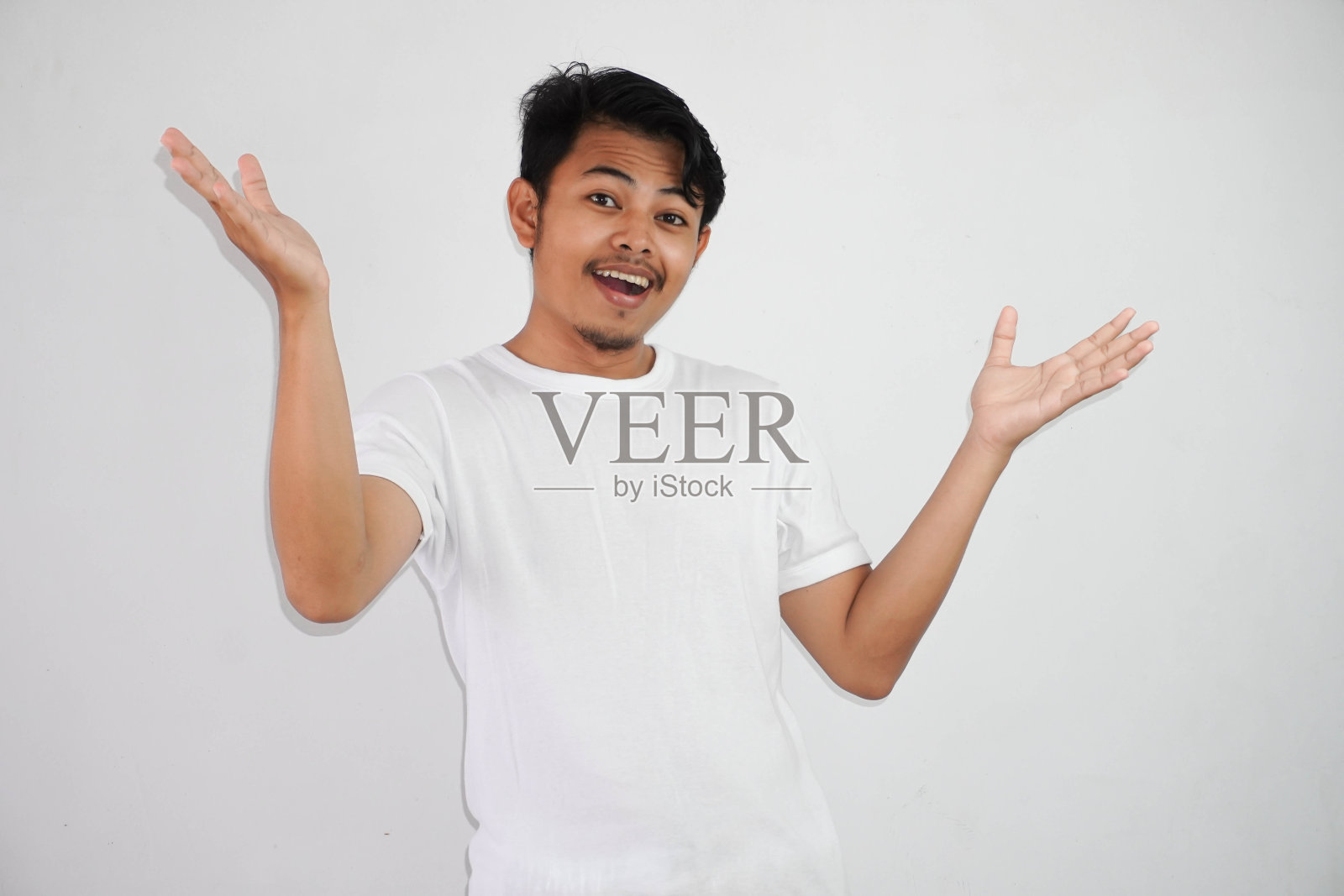 震惊亚洲男子张开双手和嘴巴穿着白色t恤孤立在白色背景照片摄影图片