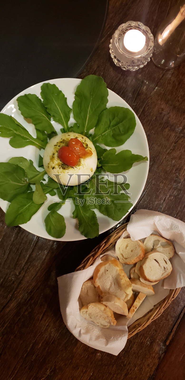 配面包的burrata食谱盘照片摄影图片