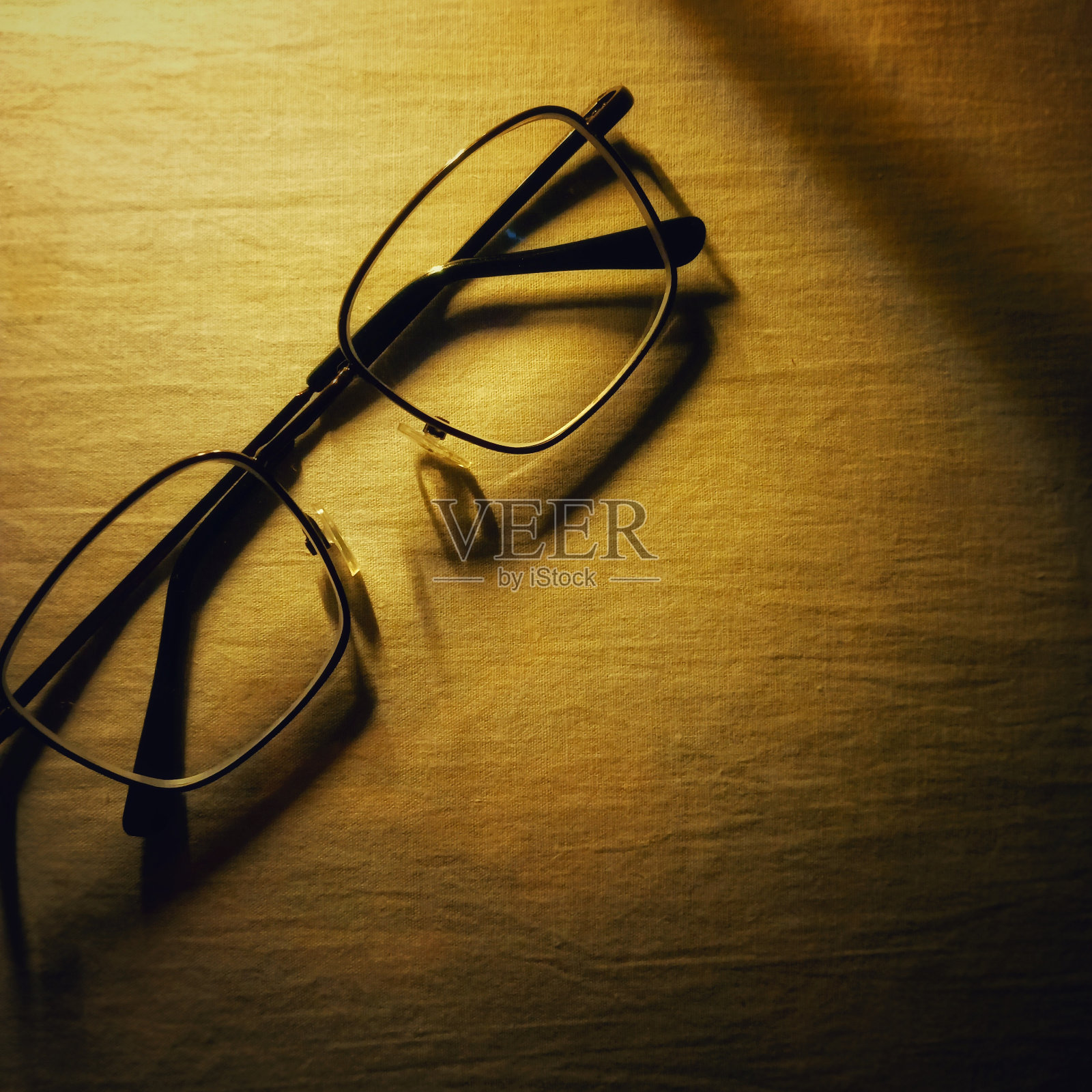 桌子上的一副眼镜。照片摄影图片