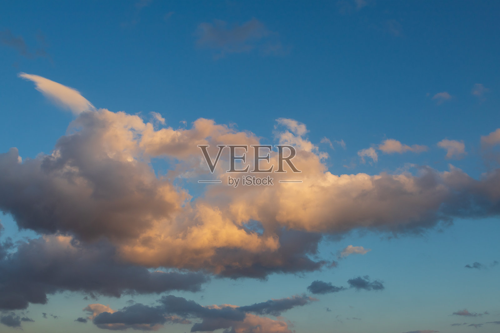 蓝天白云。太阳透过云层照进来。照片摄影图片