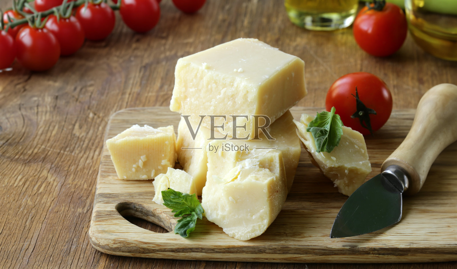 坚硬的帕尔马干酪块在木板上照片摄影图片