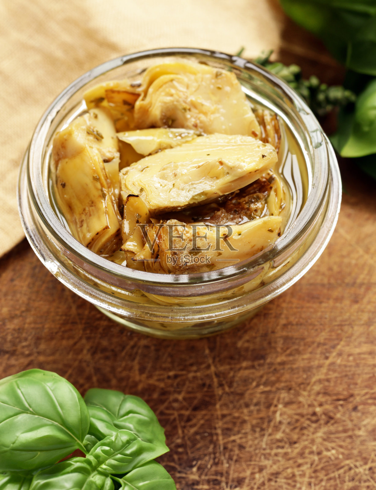 油煎洋蓟，加香料和香草照片摄影图片