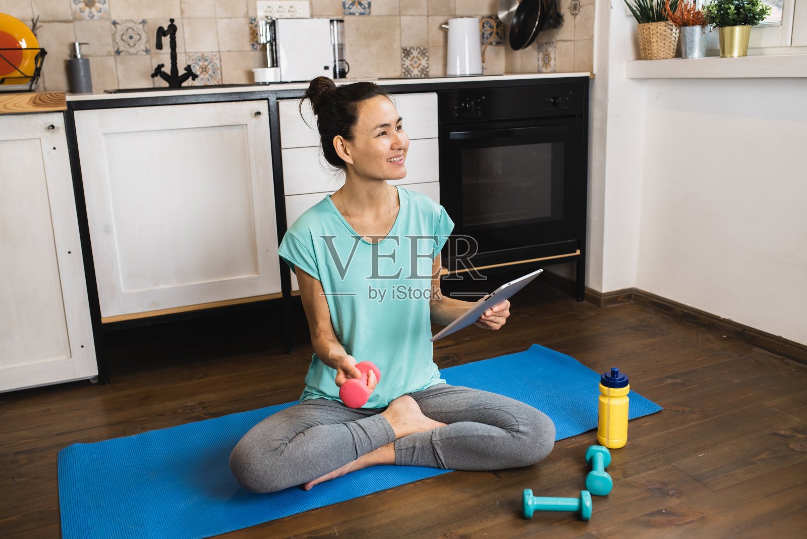 快乐的中年女性在锻炼照片摄影图片