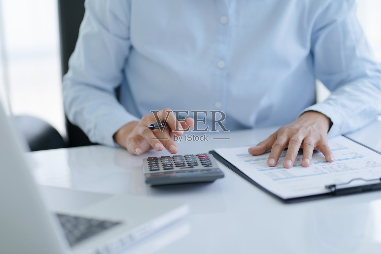 女商人会计分析投资图表，发票和按计算器按钮的文件。会计簿记员ClerkÂ银行顾问和审计员照片摄影图片