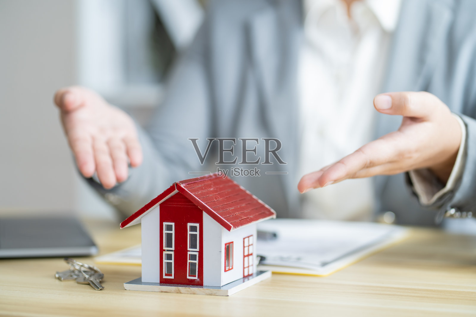 商务人士签订合同与房地产经纪人达成协议，关于顾问房屋保险、房地产投资、财产保险安全的理念。房地产经纪人提供房屋照片摄影图片