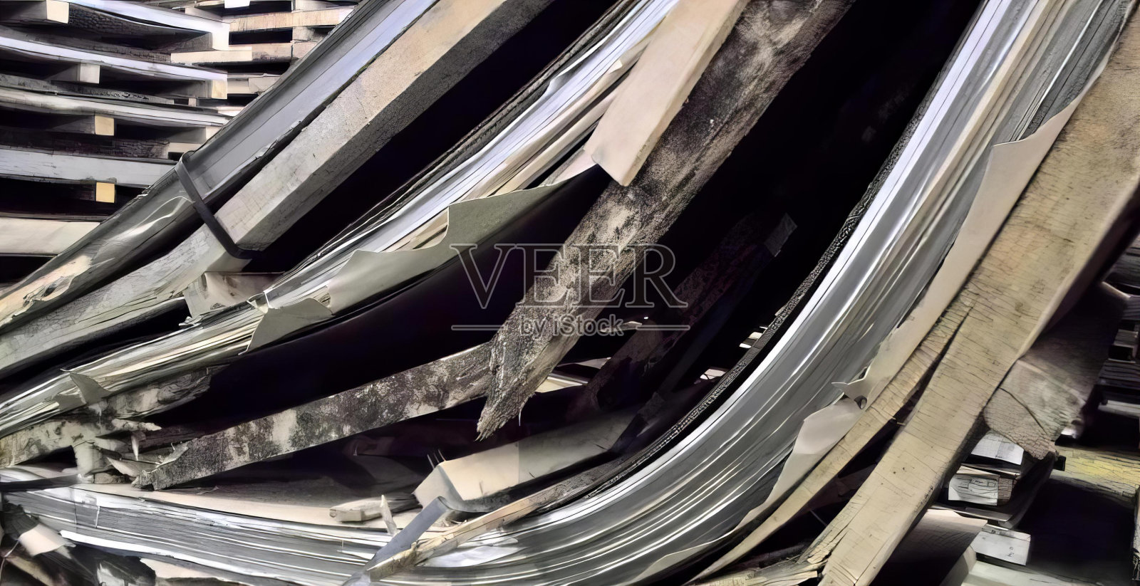 一堆金属和木片的摄影，一堆金属和大量金属的木头的特写。照片摄影图片