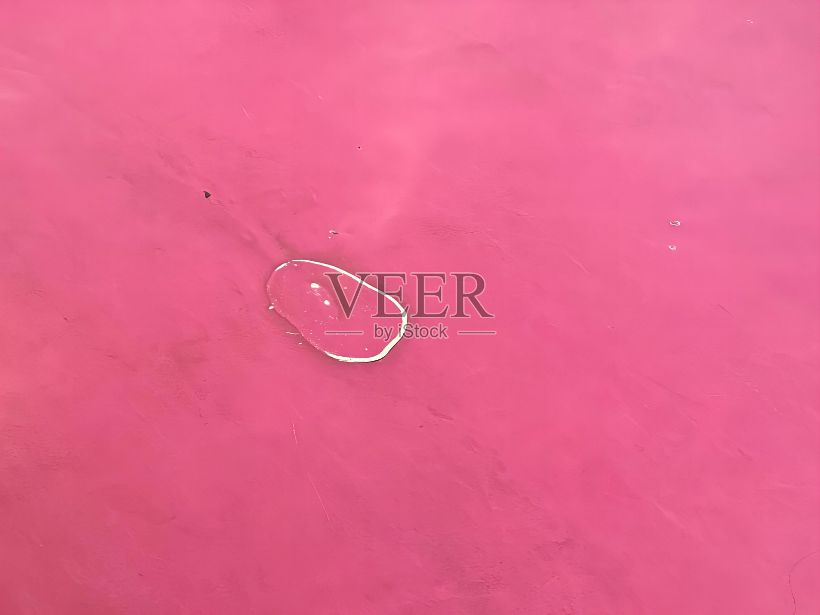 一张照片，一张网球拍放在粉红色的表面上，一张网球拍放在粉红色的表面上，上面有一个网球。照片摄影图片