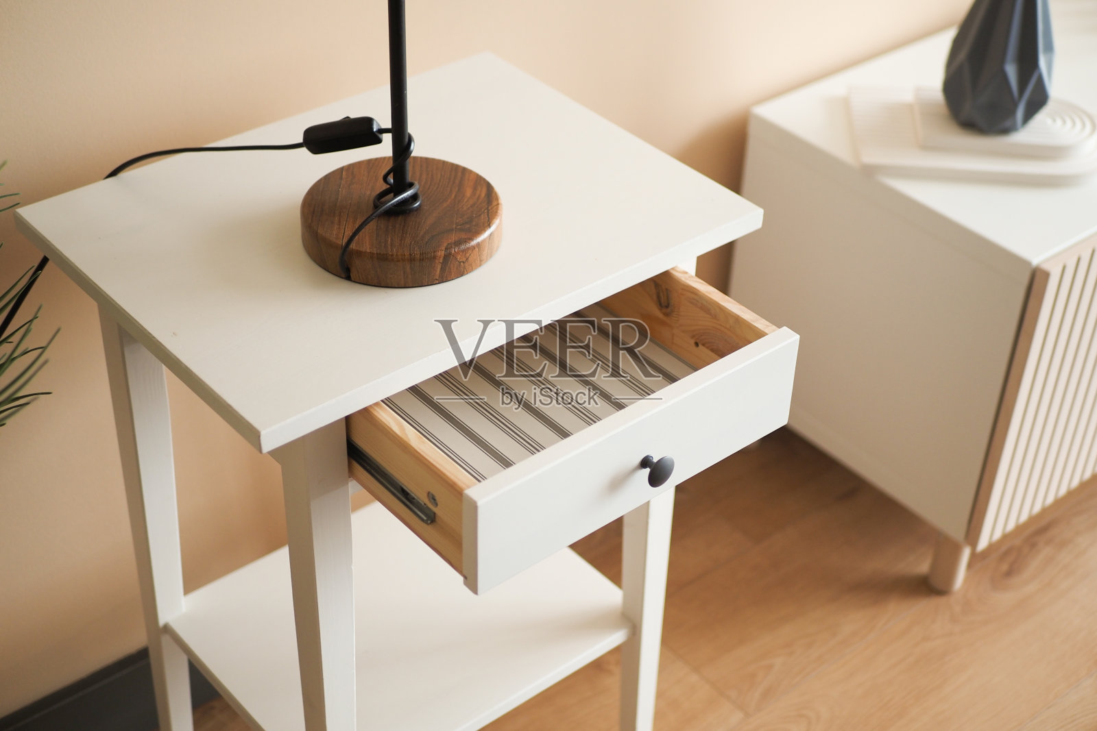 打开的空抽屉的俯视图照片摄影图片