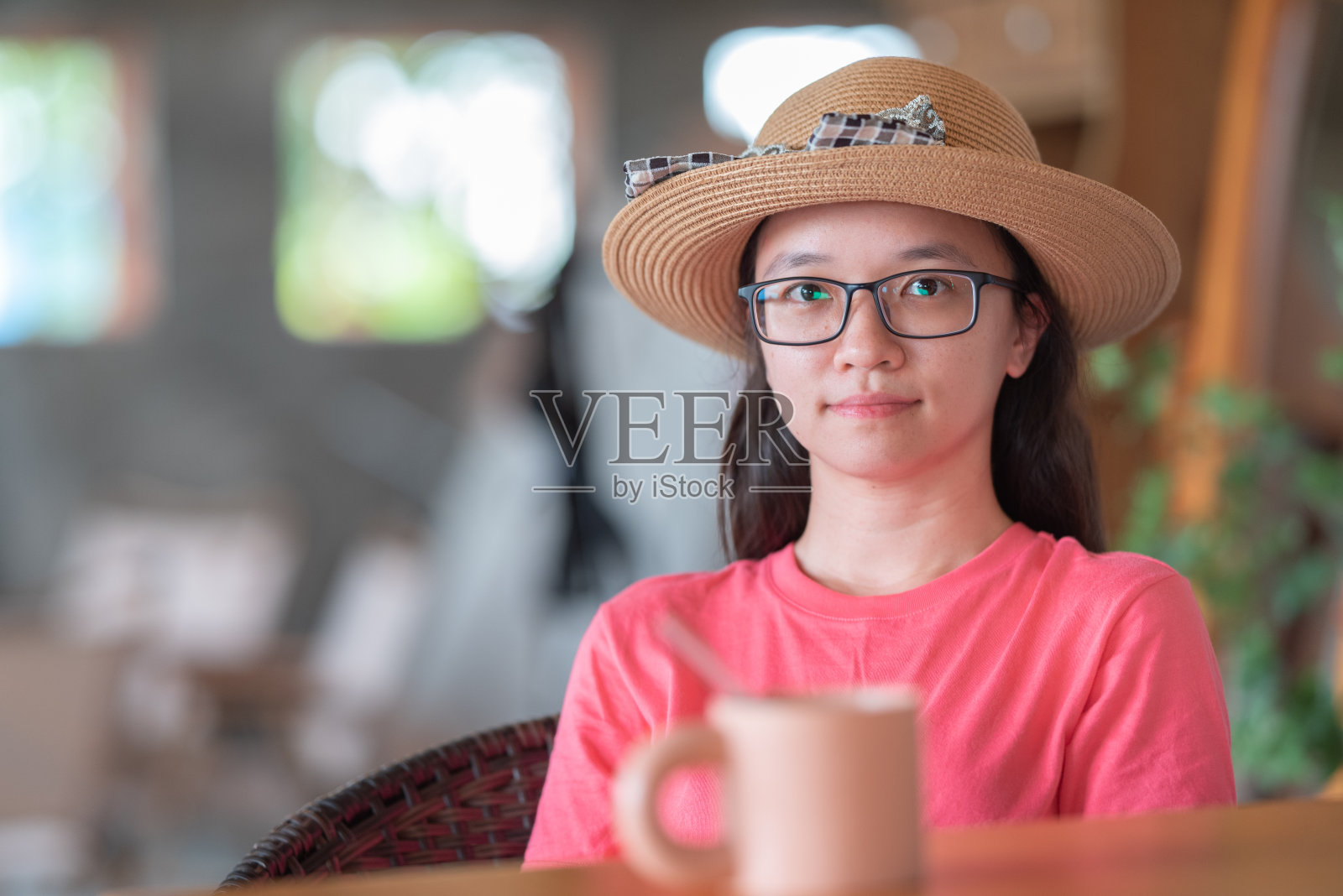 年轻女士室内豪华野营咖啡照片摄影图片