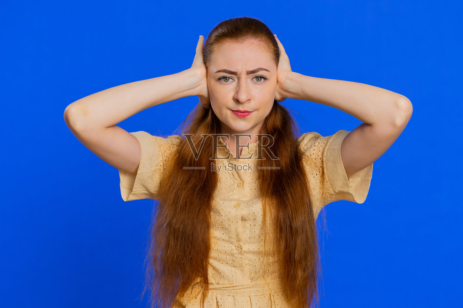 生气生气的年轻女子捂着耳朵做手势，不回避建议，无视噪音，大声喧哗照片摄影图片