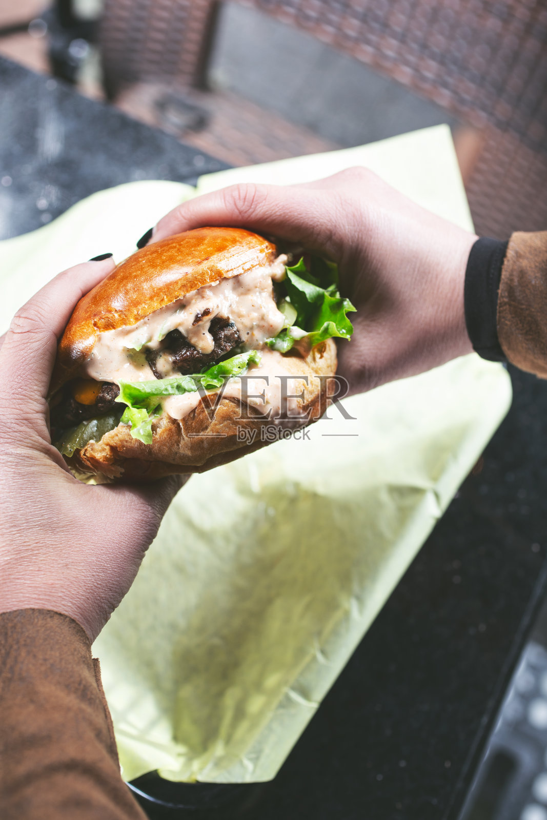 手持汉堡包照片摄影图片