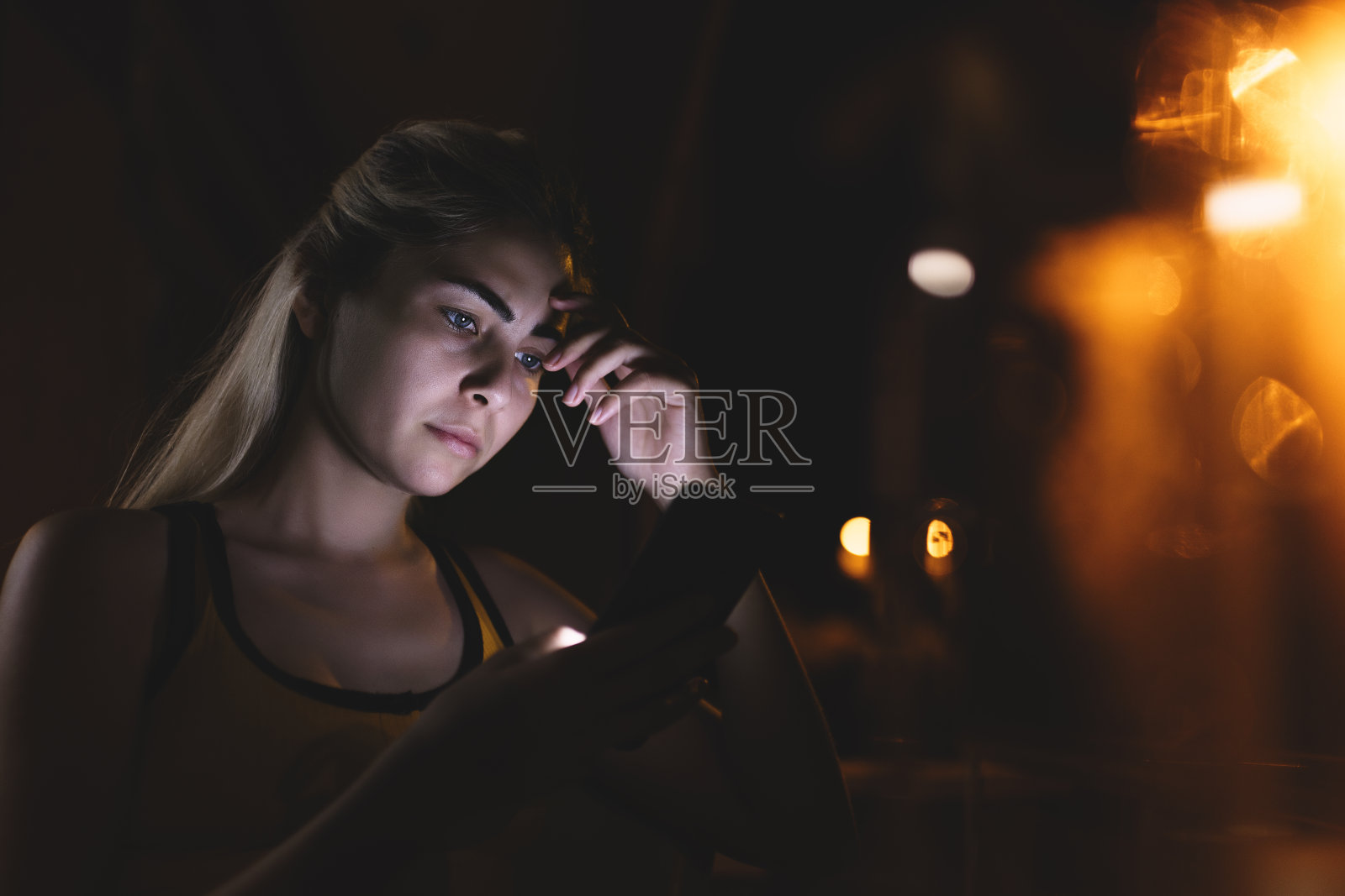 女孩在晚上玩手机照片摄影图片