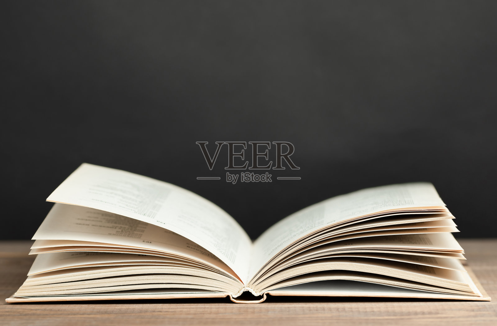 打开桌子上的书照片摄影图片