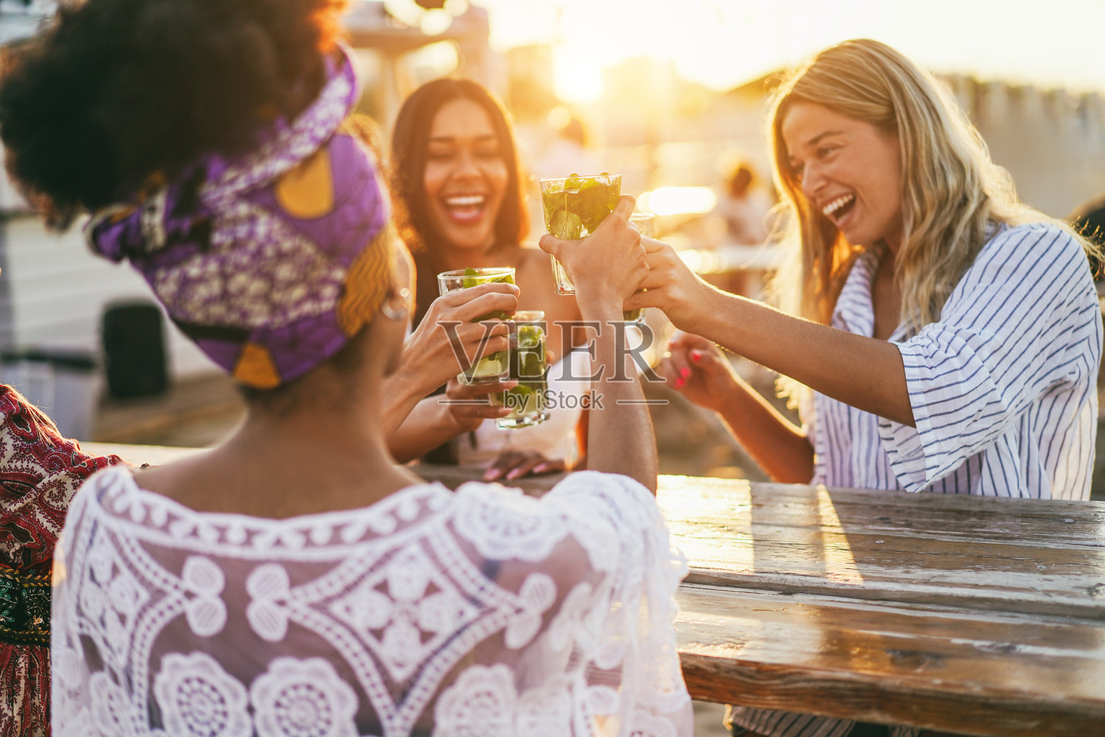 多种族的快乐朋友在海滩聚会上欢呼和喝着莫吉托照片摄影图片