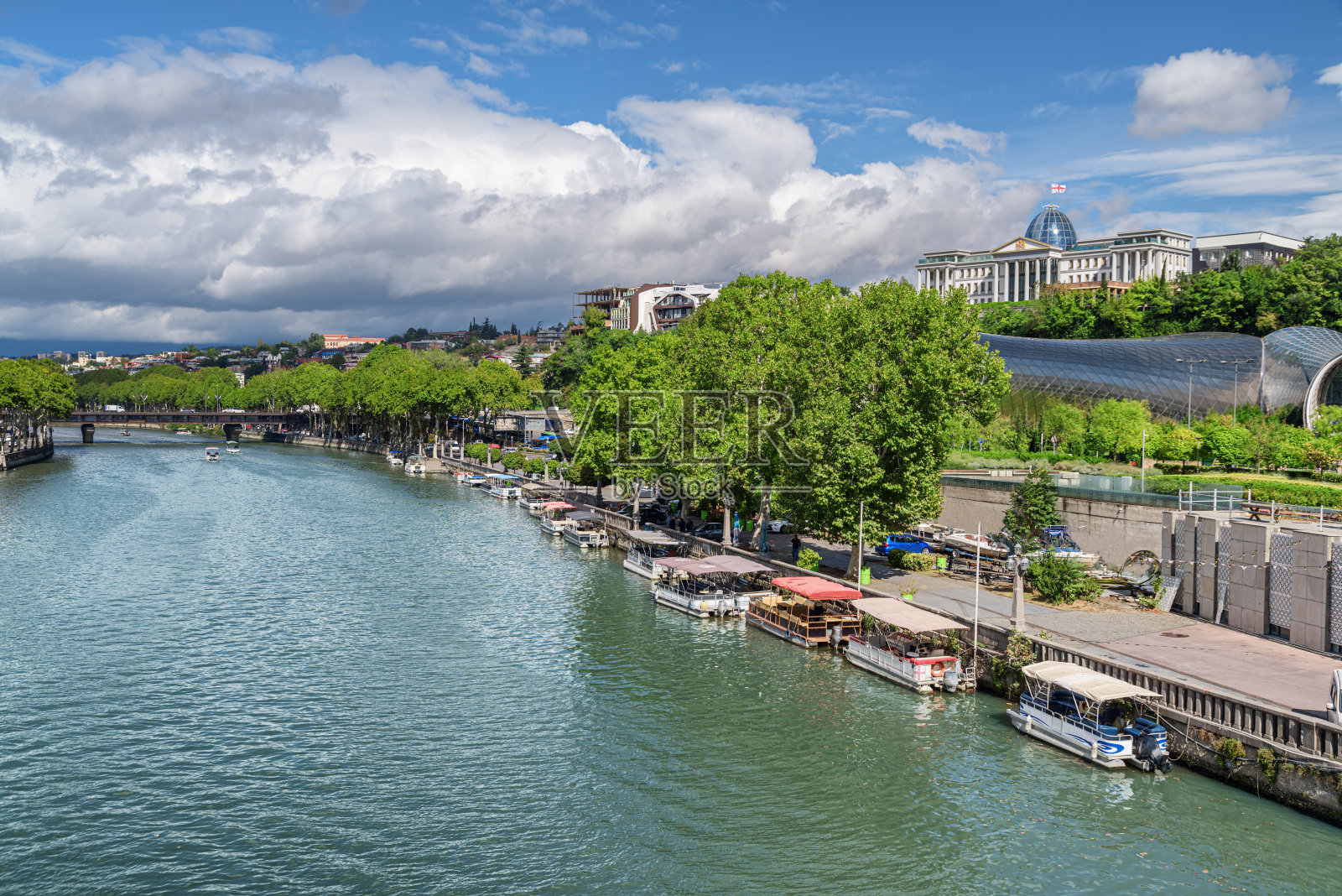 格鲁吉亚第比利斯老城的库拉河照片摄影图片