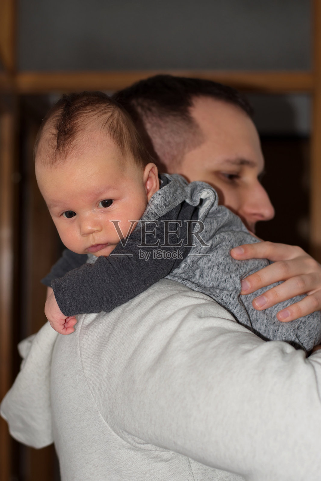 父亲抱着刚出生的男婴照片摄影图片