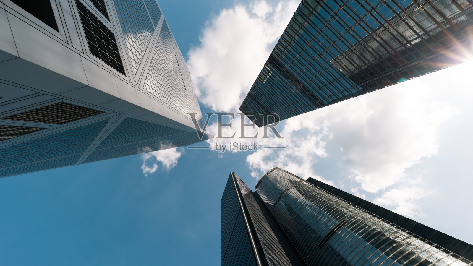 香港中央金融区的摩天大楼，晴朗天空上的云。低角度视图。企业组织公司，亚洲经济，办公室人员工作理念照片摄影图片