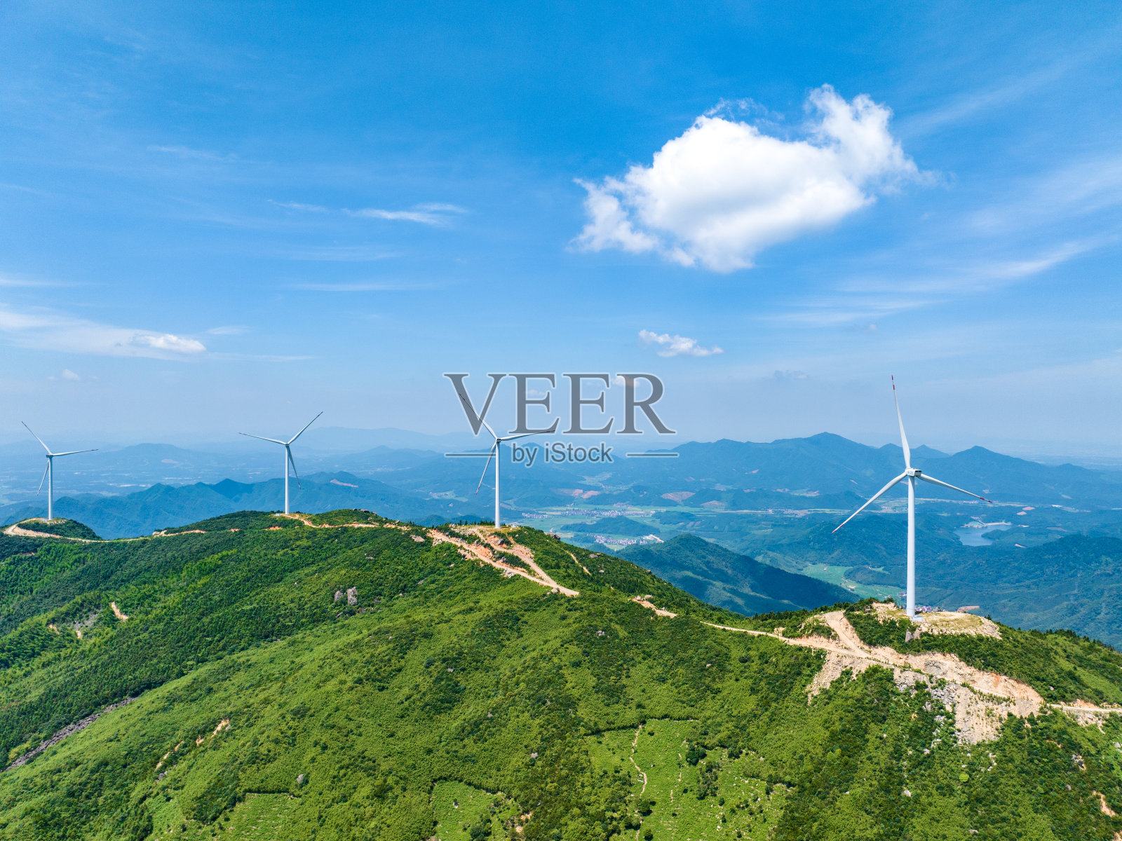 山上有风电场，蓝天白云照片摄影图片