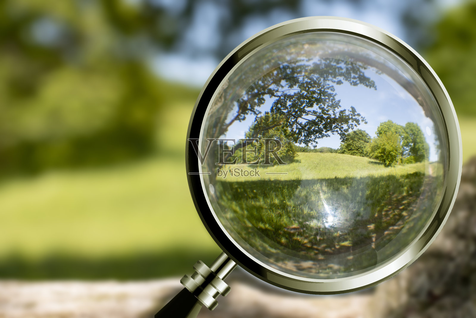 用放大镜聚焦大自然，放大镜可以放大大自然生命的各个部分。北欧景观是这里的焦点。照片摄影图片