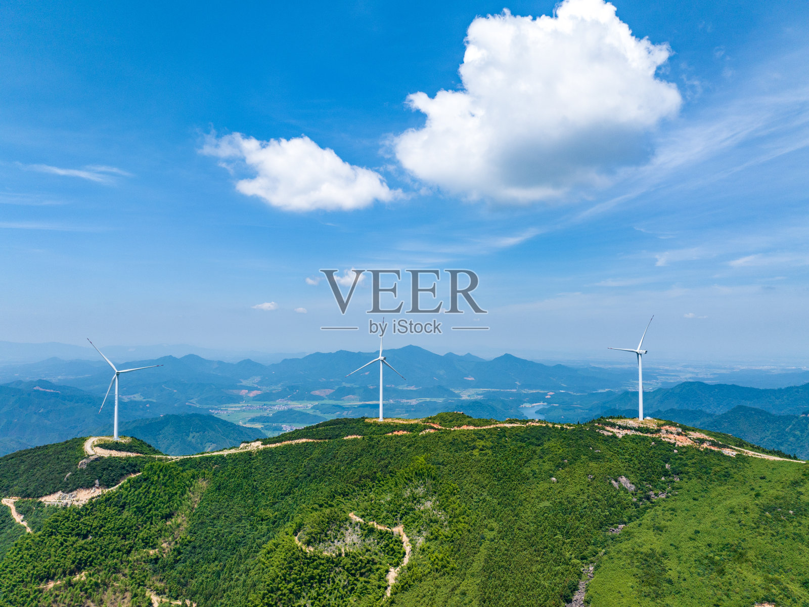 山上有风电场，蓝天白云照片摄影图片