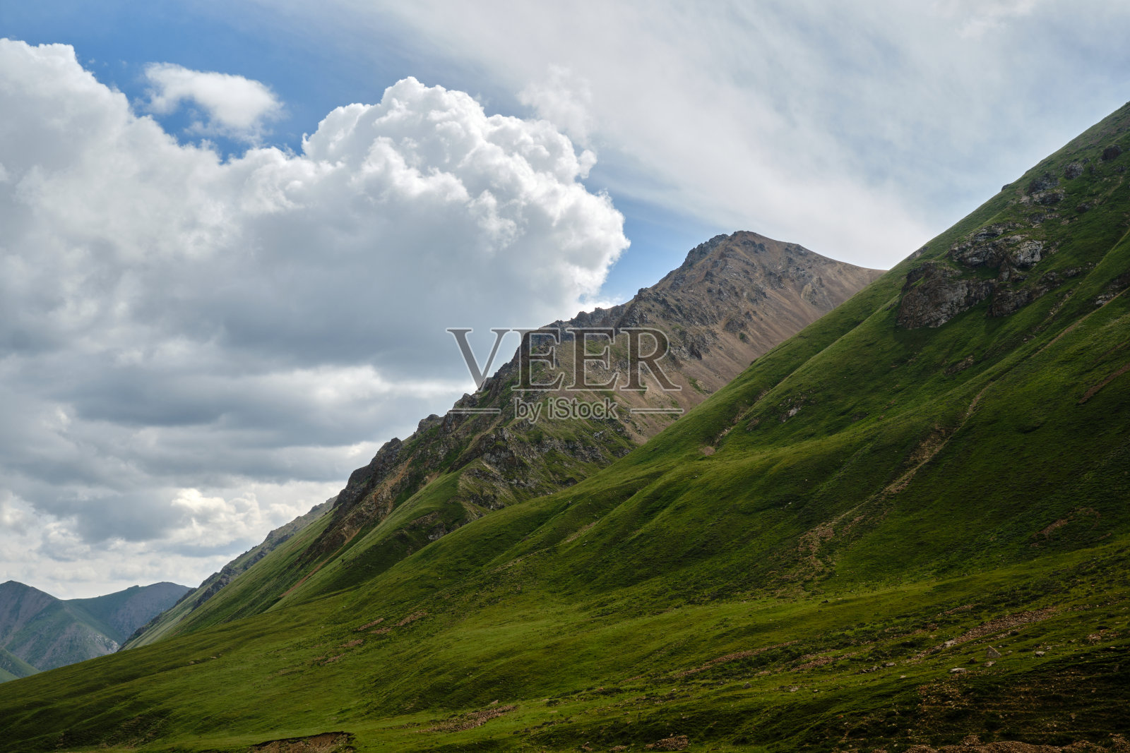 位于吉尔吉斯斯坦和哈萨克斯坦东部边界的卡尔基拉河之上的山脉照片摄影图片