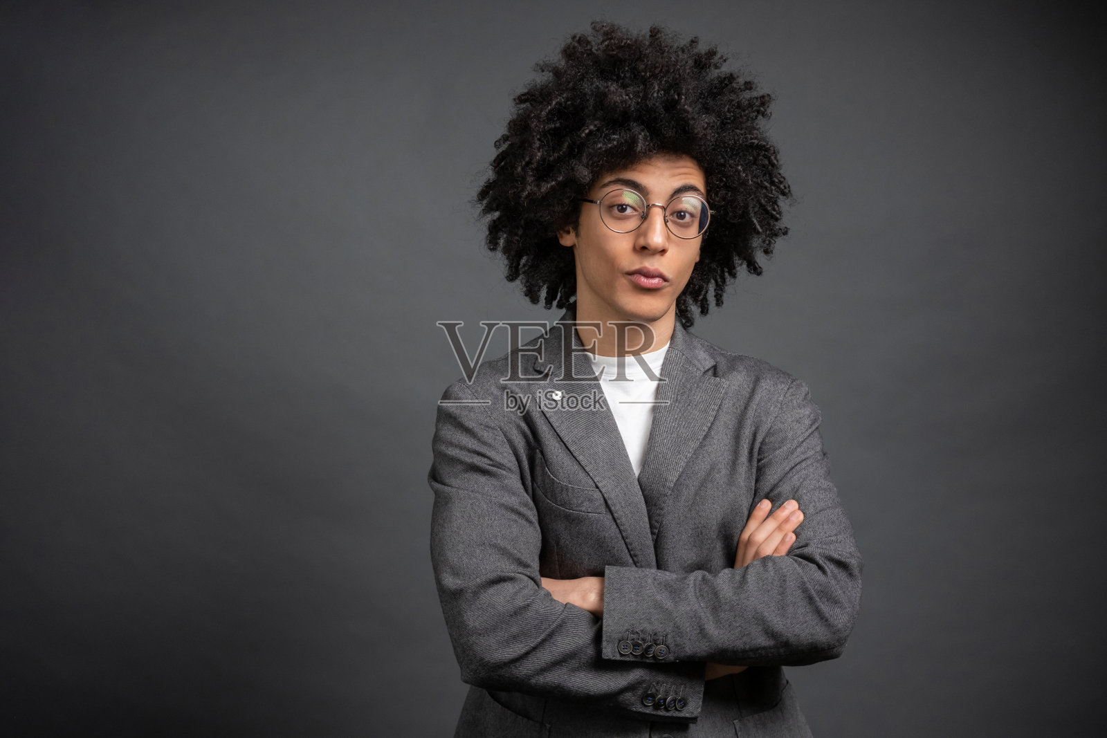 戴着眼镜的优雅英俊的年轻人照片摄影图片