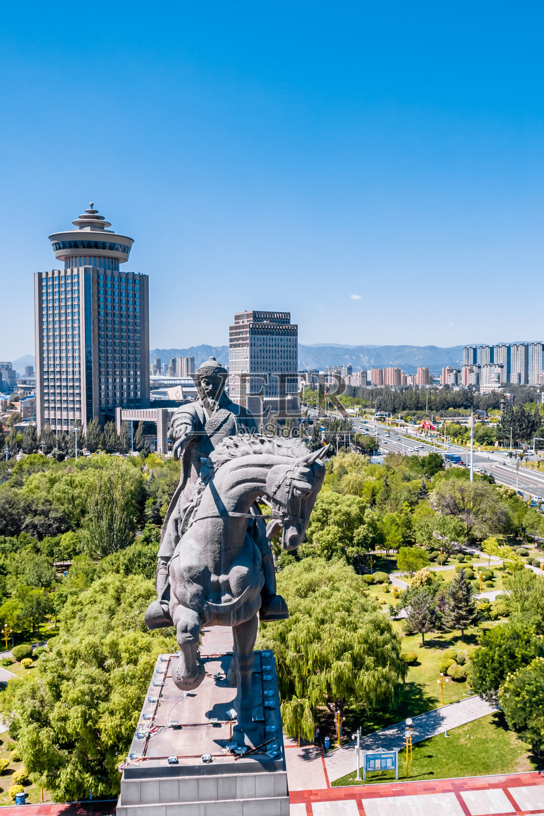 内蒙古呼和浩特成吉思汗广场和城市天际线航拍照片照片摄影图片