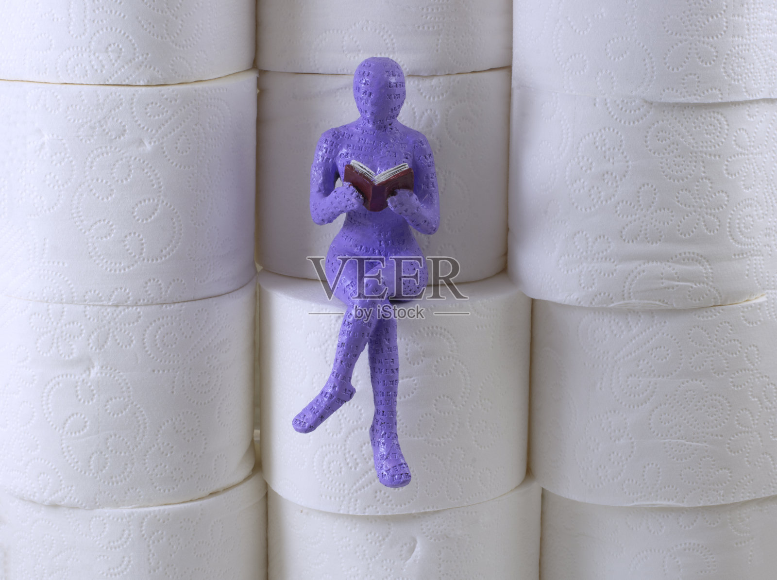 淡紫色的身影坐着看书照片摄影图片