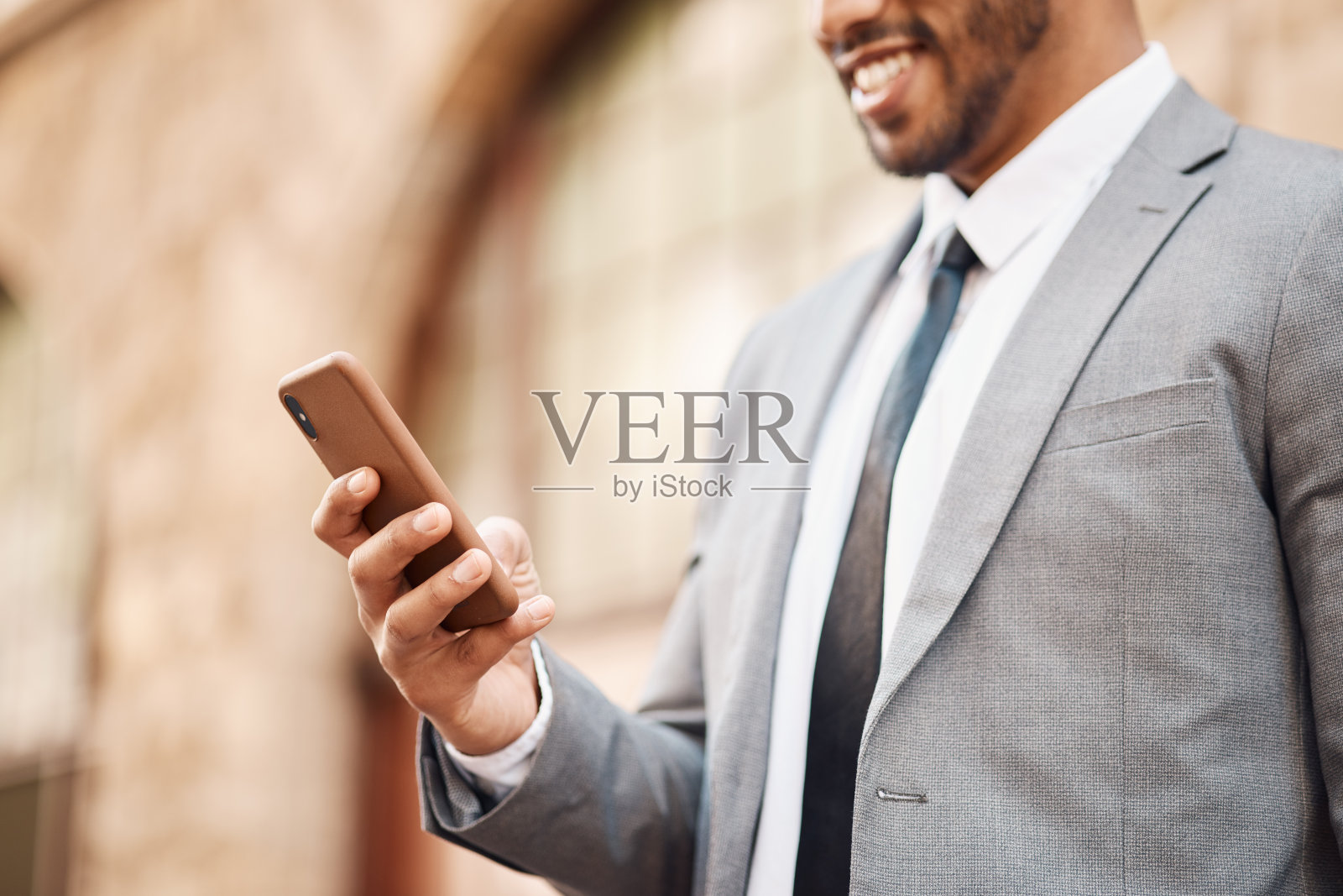 电话，快乐和商务人士在城市在线社交媒体，网络和网站在城市。旅行，专业和男性企业家的特写，用智能手机在早上上下班的路上上网照片摄影图片