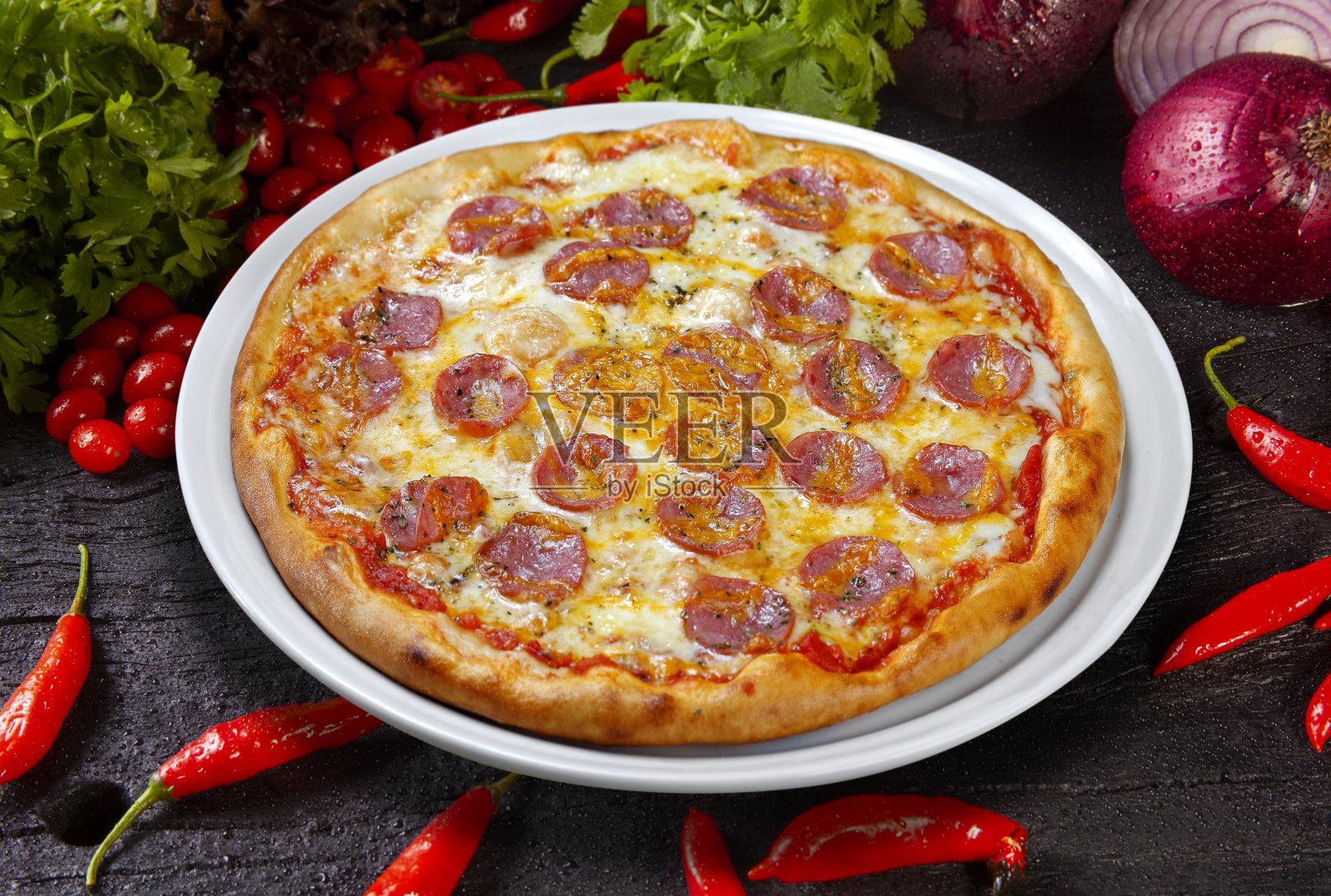 意大利香肠披萨照片摄影图片