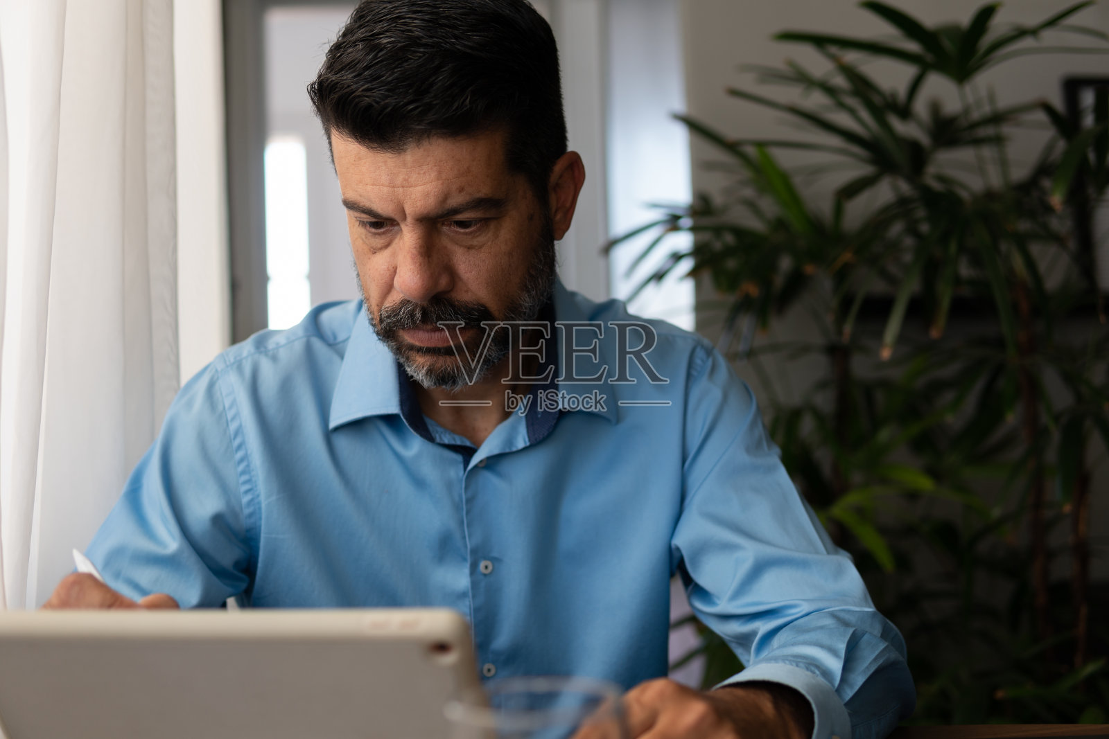 成熟的男人在家工作照片摄影图片