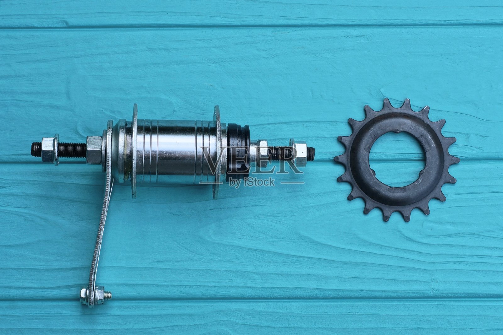 两个自行车部件从一个轮毂的后轮和一个黑色链轮照片摄影图片