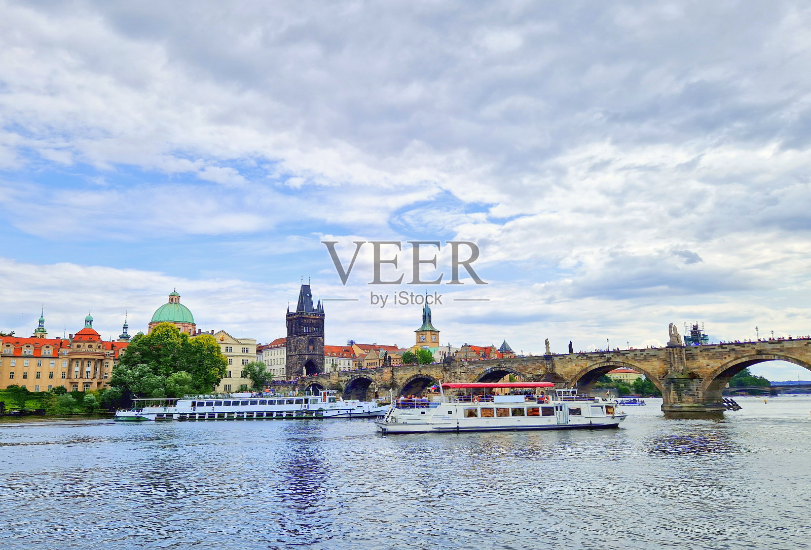 老布拉格市中心的查理大桥照片摄影图片